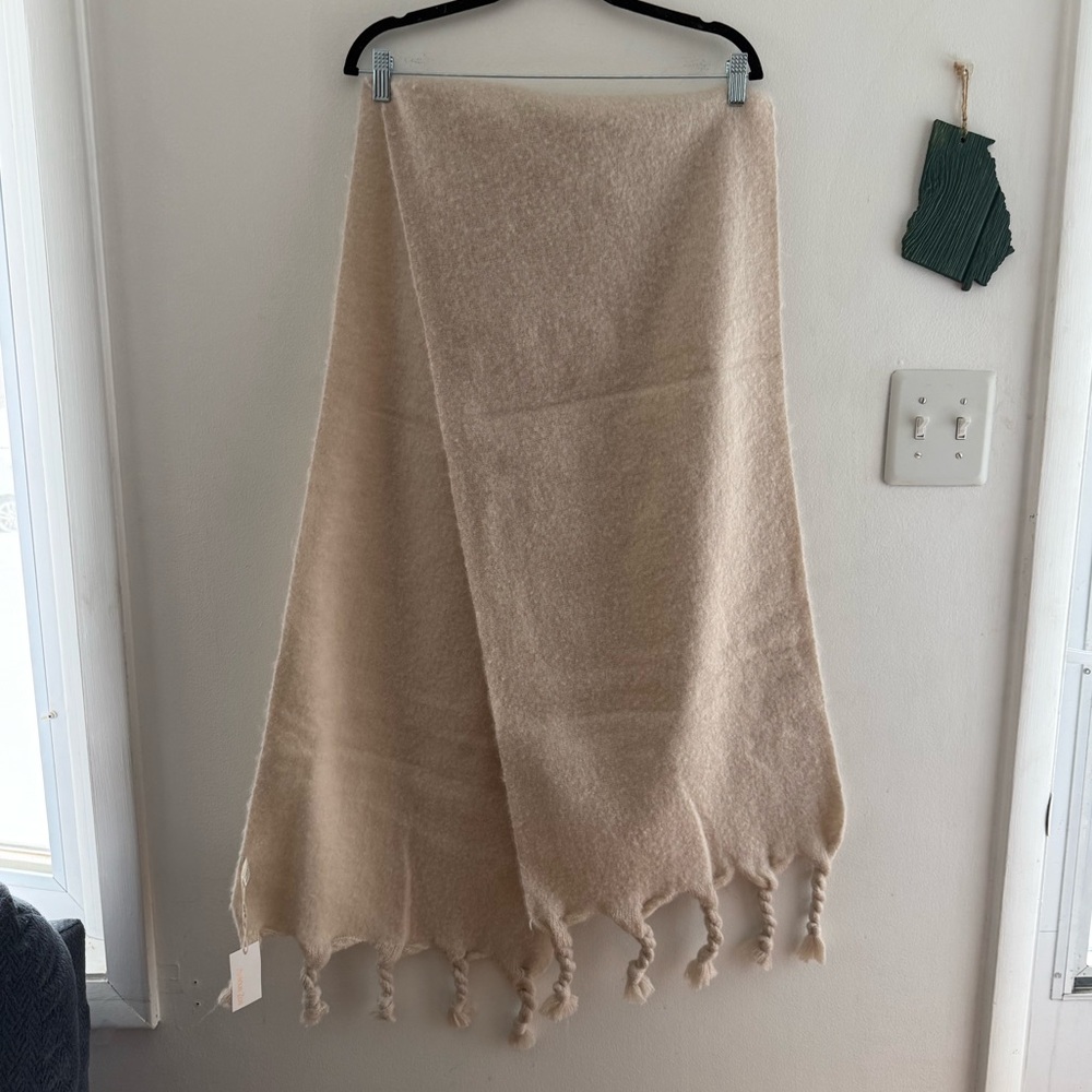 Avenue Zoe Cream Scarf NWT
